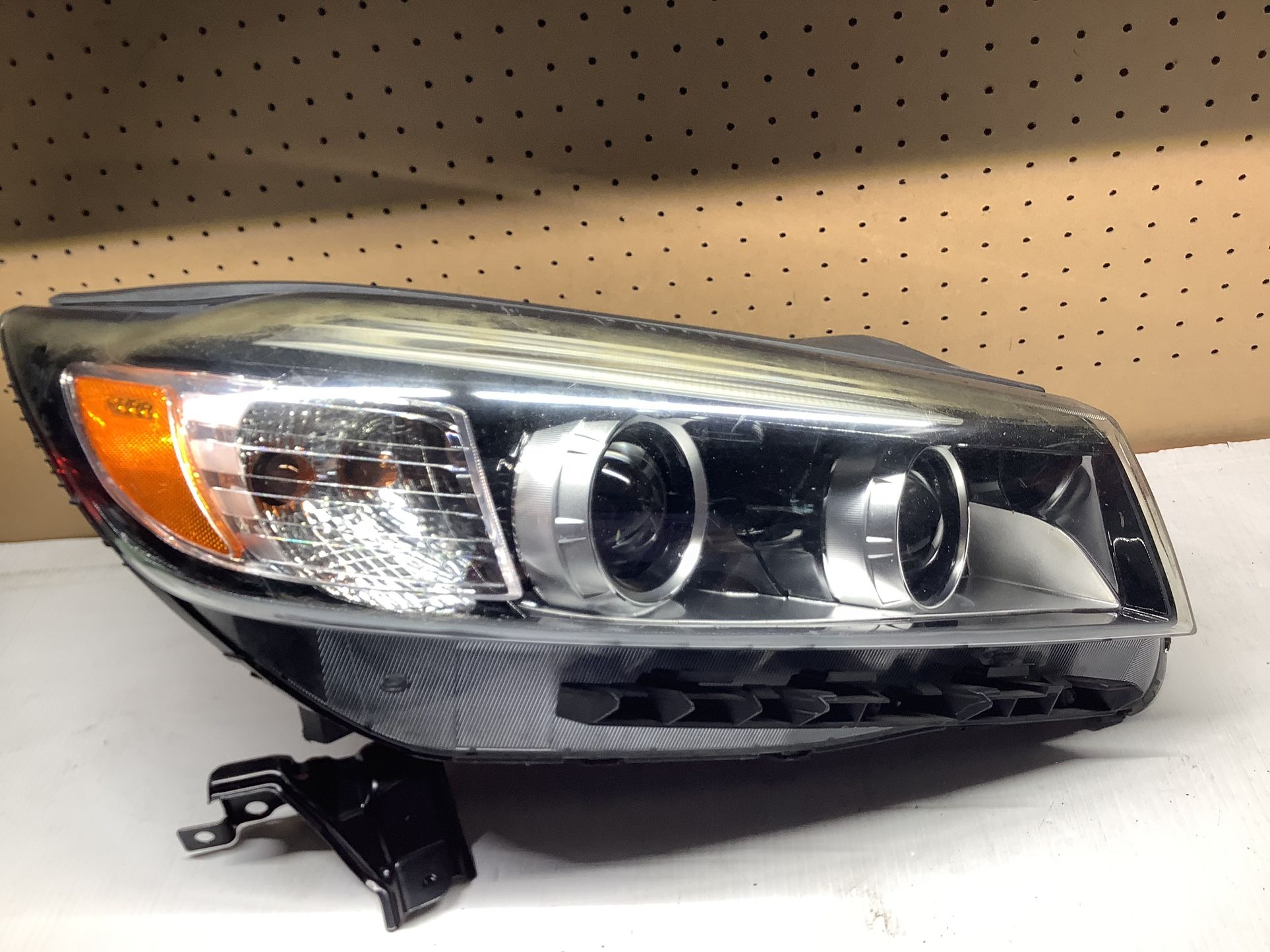 2016- 2018 KIA SORENTO RIGHT HEADLIGHT HID XENON OEM