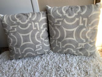 2 Decorative pillows