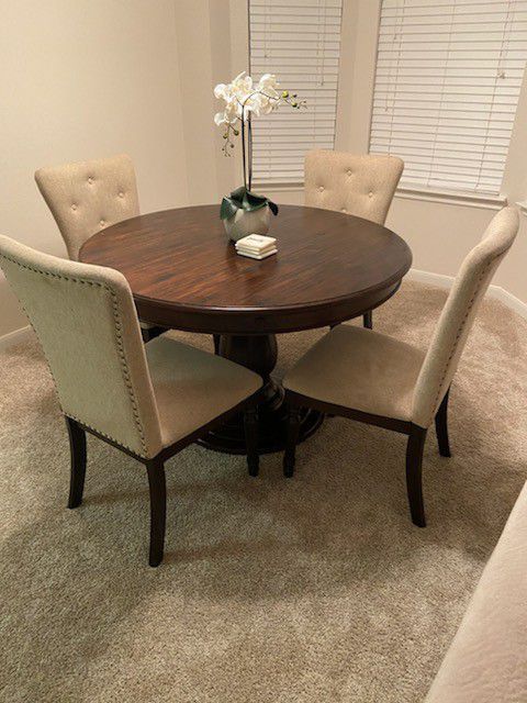 Round dining table for sell