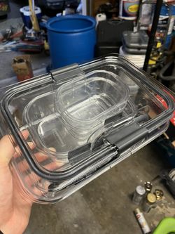 4 Plastic Containers, 4 Clip Lids