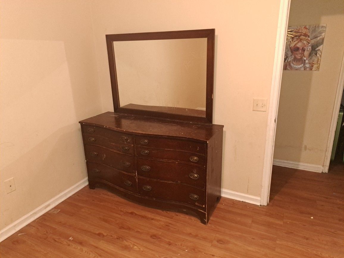 Dresser With Mirror