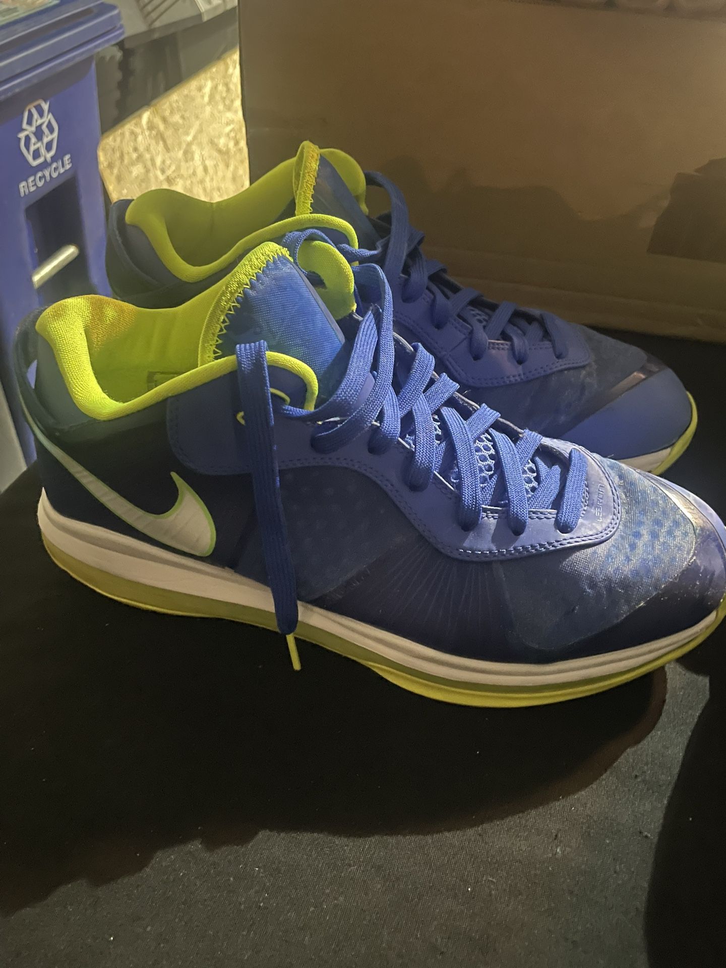 Nike Airmax Size 11   Needs Glue 