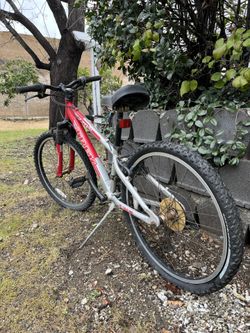 Trek MT 220 Kids' 24-inch Mountain Bike for Sal