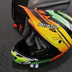  Specialized Dissident Troy Brosnan Carbon Signature full face helmet

Medium 