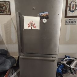 Great Working!!  Cold As Can Be  !! Refrigerator Bottom Freezer 