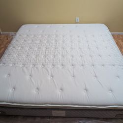 Sealy Ki,ng size ma,ttress 12 inch, pillowtop, plush and supportive. Free same day delivery.

