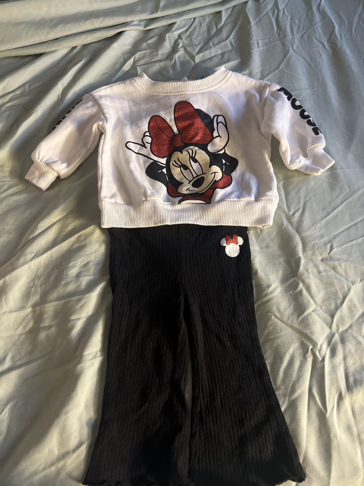 Minnie Mouse Outfit – White Sweatshirt & Black Pants