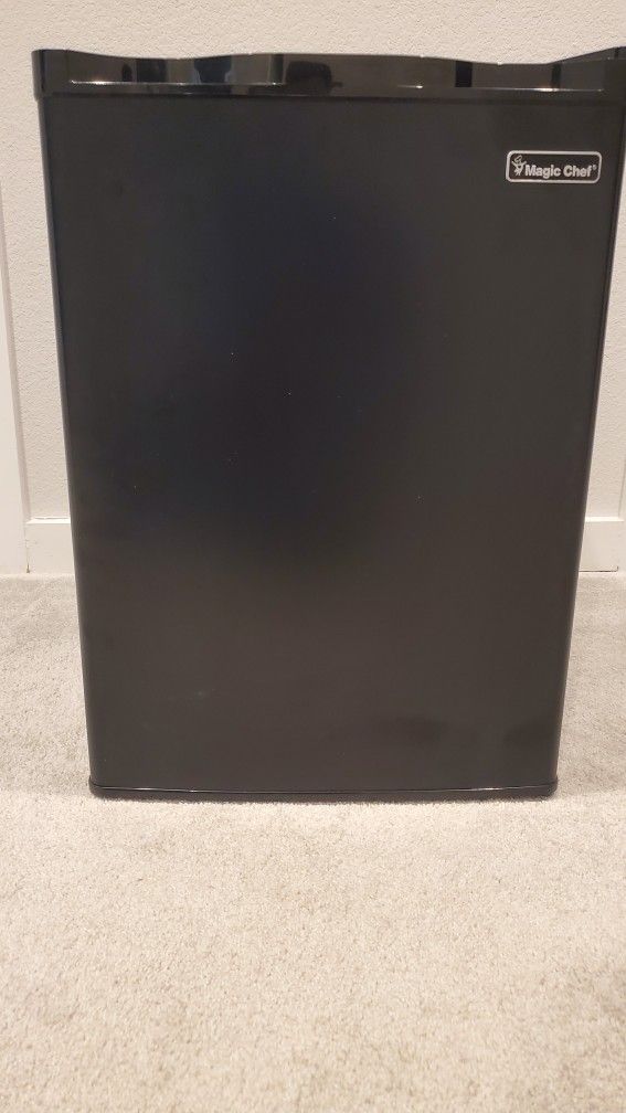 Magic Chef 2.6 Cu. Ft Mini Refidgerator