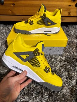 Jordan 4 Yellow Lightning Size 8 Men’s Sneakers