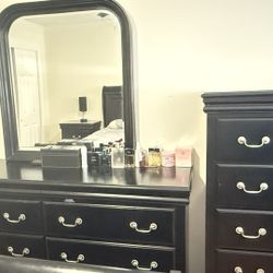 Dresser With Mirror 