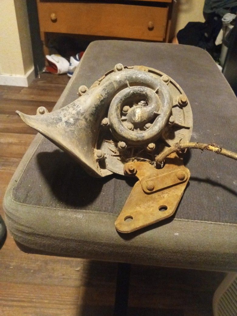 Really Old Car Horn Of Some Type 40 Bucks Cash