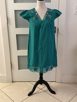 Zara dress with a bohemian style, featuring a distinctive V-neck and openwork lace or crochet details at both the neckline and hem. Its tunic or shift