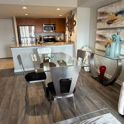 Modern Glass Finning Set With Brushed Metal Base & 4 Chairs