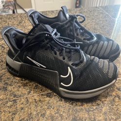 Great Deal Like New Women’s Size 81/2 Black Nike Athletic Shoes 