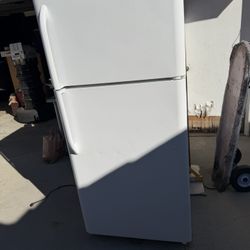 FRIGIDAIRE REFRIGERATOR 