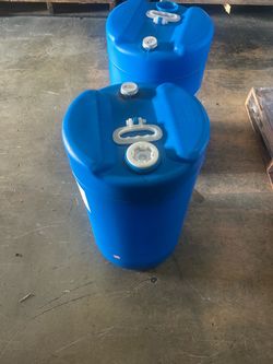 HEAVY DUTY PLASTIC 30 GALLON DRUMS $10 EACH DELIVERY AVAILABLE $$$