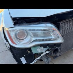 Chrysler (contact info removed) 3.6 2013 Headlights 