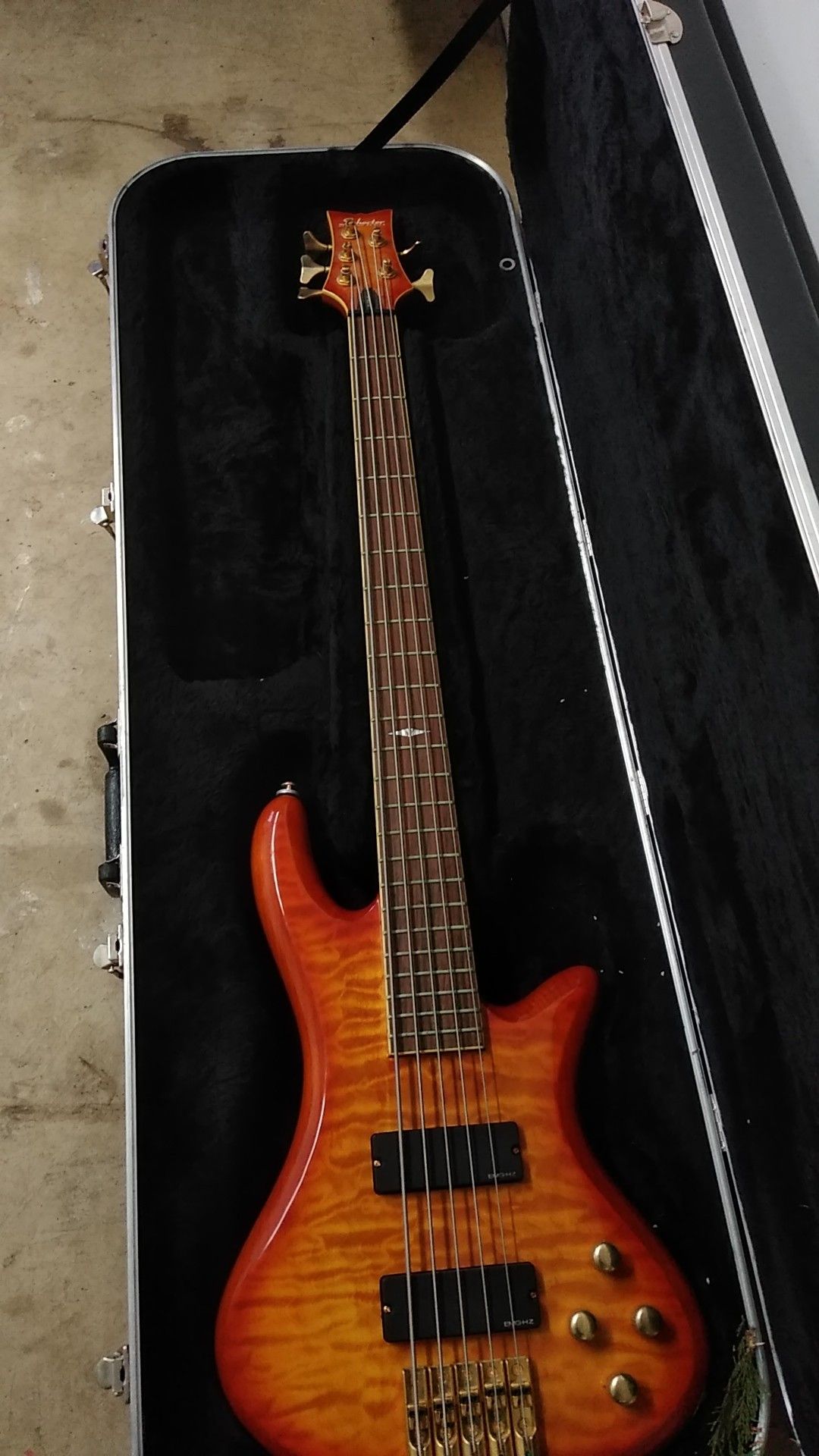 5 string bass excellent condition