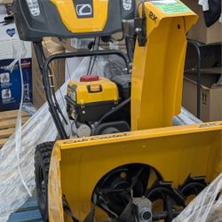 Cub Cadet Snow blower  26inch 2stage. Electric start 243cc. open box