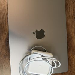 599$ MacBook Pro - M1 Pro 16 GB Ram 512GB Storage 