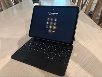 iPad Pro 8th gen 11 inches perfect condition