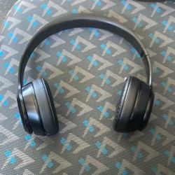 BEATS SOLO 3 WIRELESS THANGS NEED $60 LMK SUMM