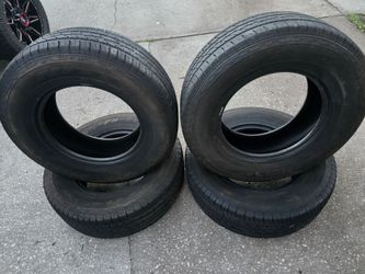 4 Truck Tires 265 70 17 Like new. Nitto Crosstek