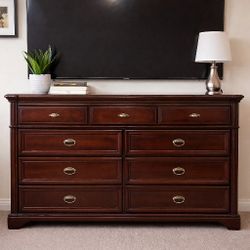Dresser 
