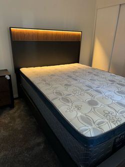 Queen size bed frame new in a box mattress included  we offer same day delivery   Cama Queen size Nueva en Caja Colchon. Incluido entregamos a domicil