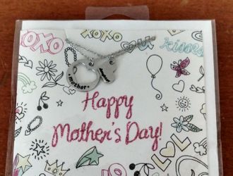 BRAND NEW IN SEALED PACKAGE CLAIRE'S EXCLUSIVE HAPPY MOTHER'S DAY GREETING CARD WITH MOTHER AND DAUGHTER SILVER PENDANT NECKLACES 