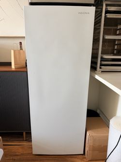 Insignia upright freezer