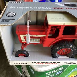 1:16 Scale International 1568 Tractor