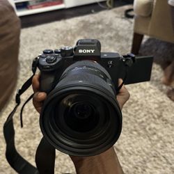 Sony Alpha a7 IV Mirrorless Digital Camera with FE 28-70mm f/3.5-5.6 OSS Lens