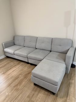 Like New 4-Seater Light Gray Sectional w/ Movable Ottoman