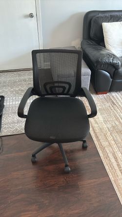 Black desk chair