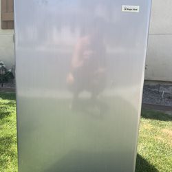 Small College Dorm Type Refrigerator 