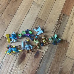Scooby figures and smurf bundle