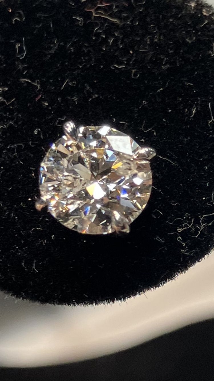 One carat each platinum setting Diamonds earrings