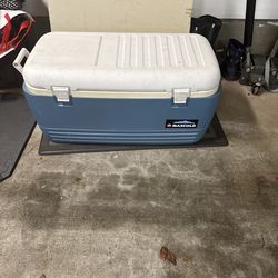 Igloo MaxCold Cooler – Large Size, Works Great