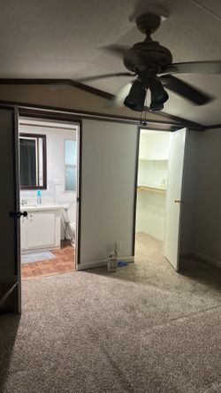 Una habitación con baño y biles incluidos