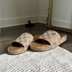 Cómodas sandalias de mujer size 6.