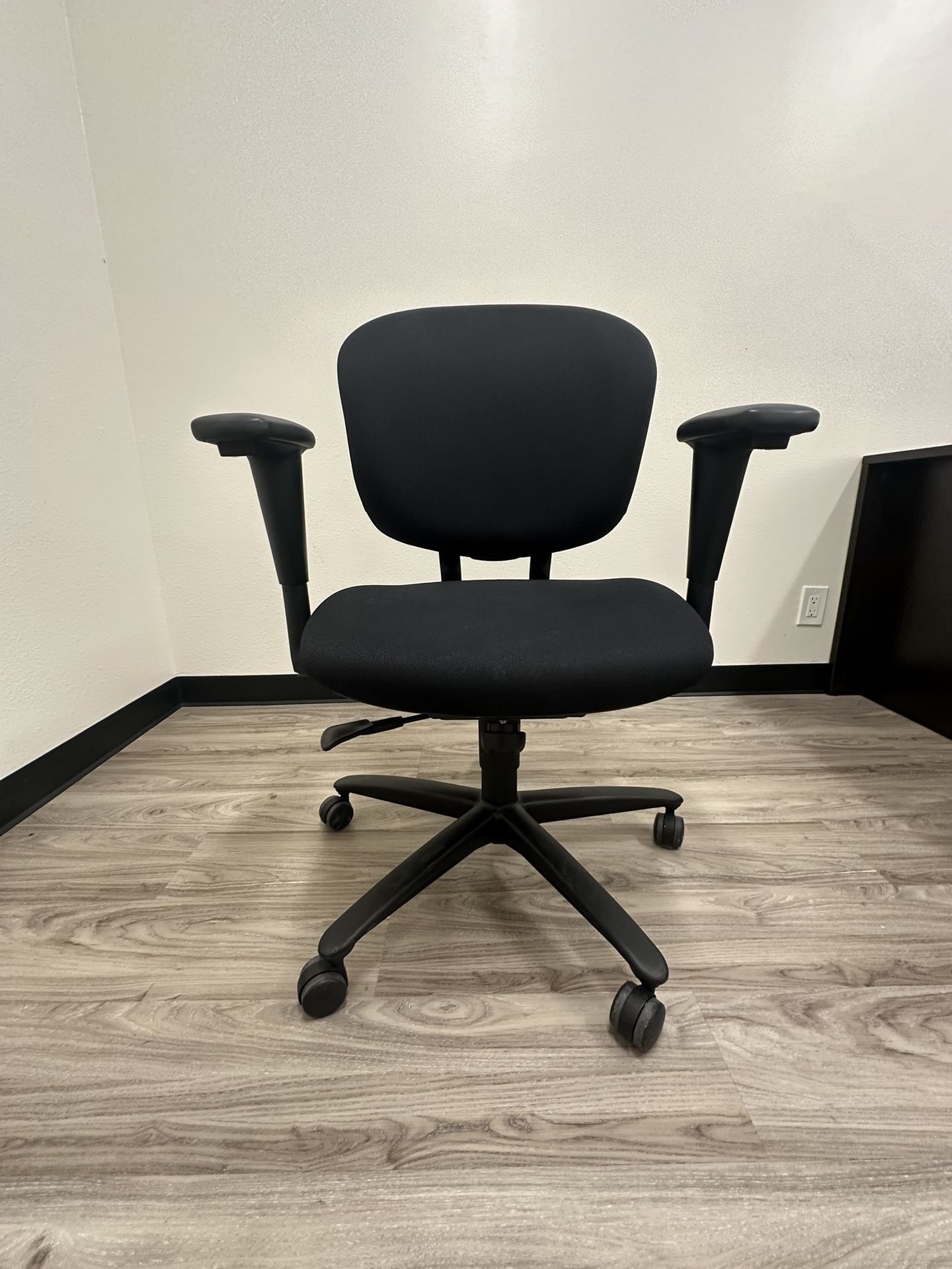 6 Ergonomic Office Chair β Adjustable & Comfortable