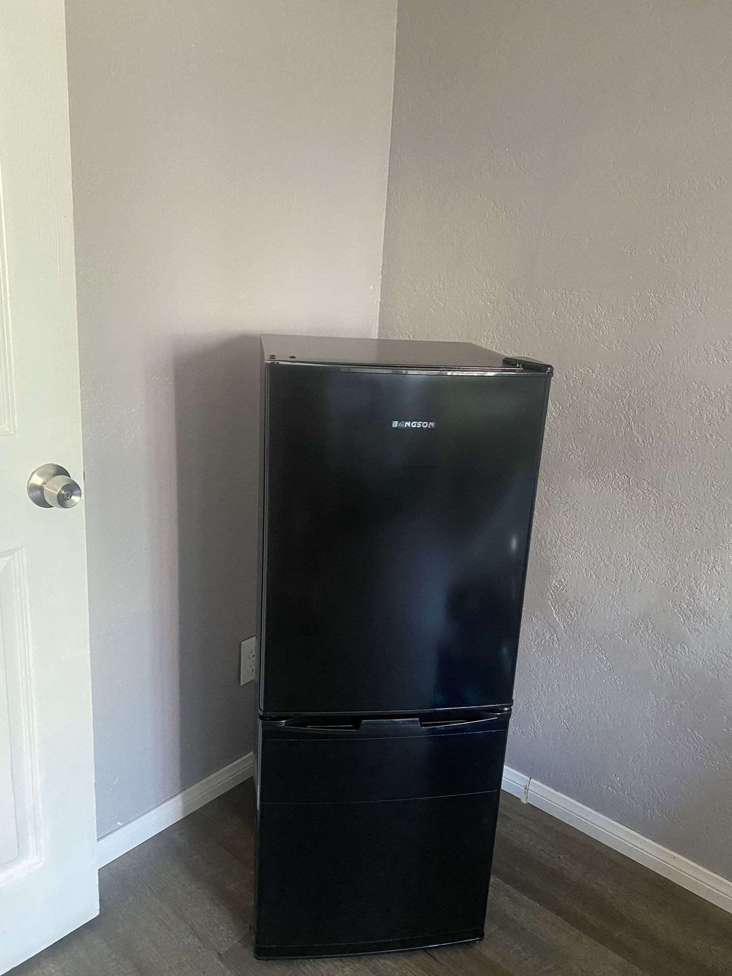 Small Refrigerator with Freezer