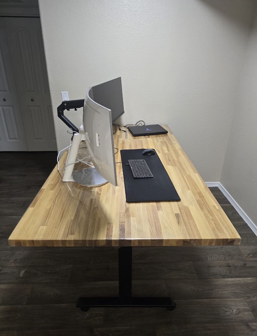 Wooden table with adjustable height