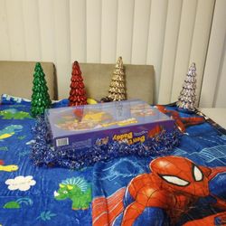 2 new and warm blankets for children and a board 2 nuevas y abrigadoras frazadas para niño y un juego de mesa.