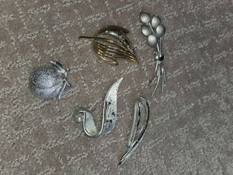 Vintage costime jewelry Brooches