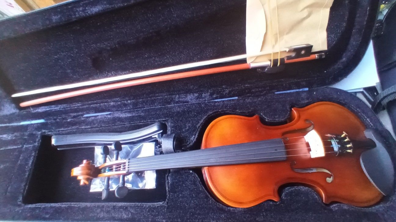 Adam 1/4 Size Violin Read Description