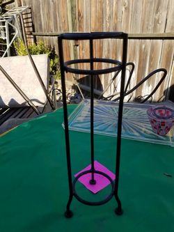 Black metal candlestick holder
