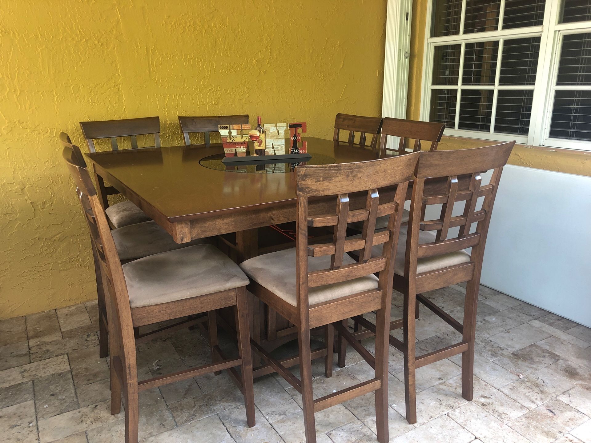 Mesa con 8 sillas.centro da vueltas en redondo para servir