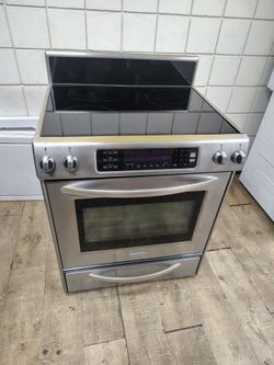 Kitchen aid Stainless steel electric top glass stove with convention oven control In Excellent Working Condition